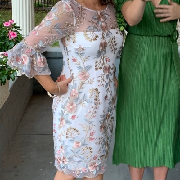 ADRIANNA PAPELL
FLORAL EMBROIDERED BELL SLEEVE DRESS SIZE 6 - Picture 3 of 4